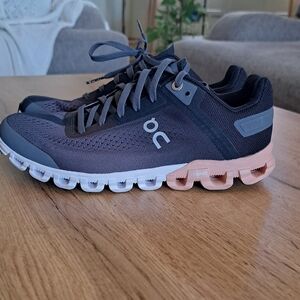 Women's On Cloudultra Trail Runing shoes Size W5.5